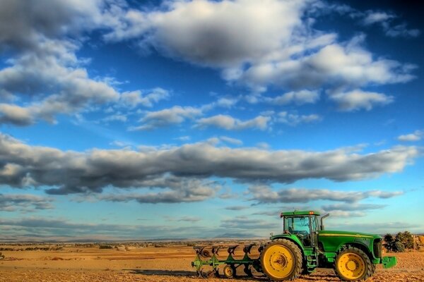 Tracteur vert dans le champ