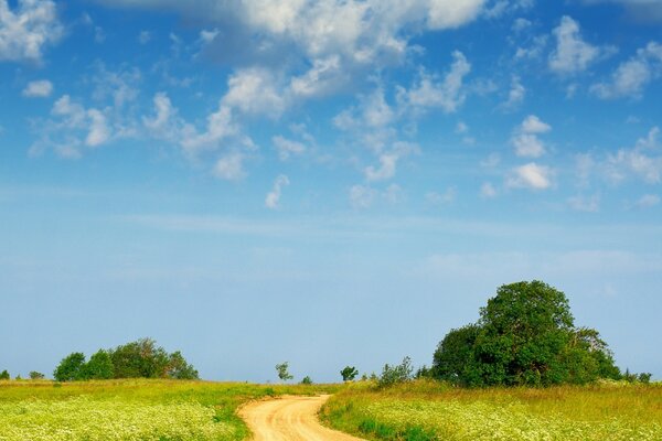 Camino rural a las nubes