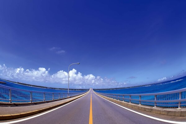 Strada del Ponte nelle nuvole blu