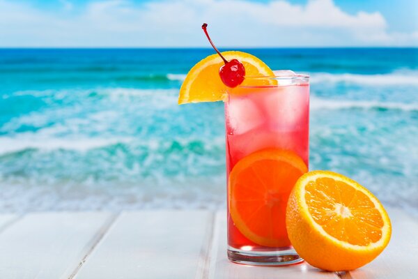 Meer, Cocktailglas mit Orange