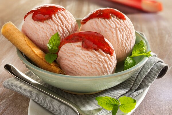 Palline di gelato con marmellata e cannuccia per waffle