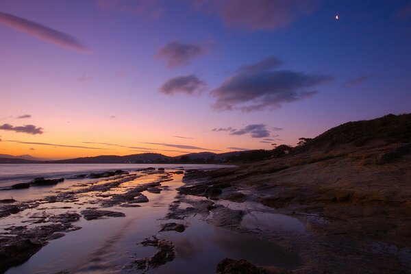 Lueur du soir sur le rivage