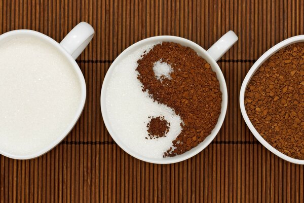 Kaffee in Form von Yin Yang und mit Zucker