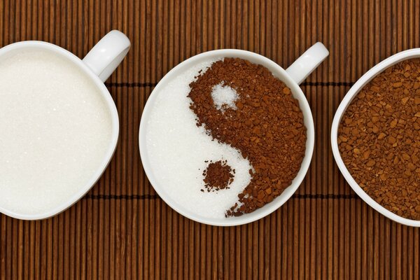 Café en forma de Yin Yang y con azúcar