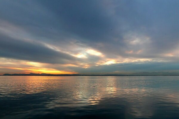 Garizont en el lago durante el atardecer