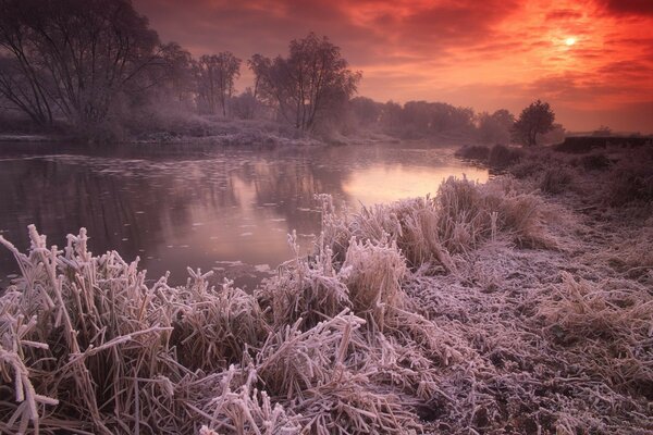 Herbst Sonnenuntergang am Fluss in Großbritannien