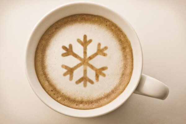 Flocon de neige chaud dans le café froid