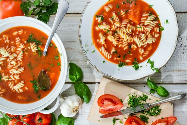 Tomatensuppe mit Nudeln