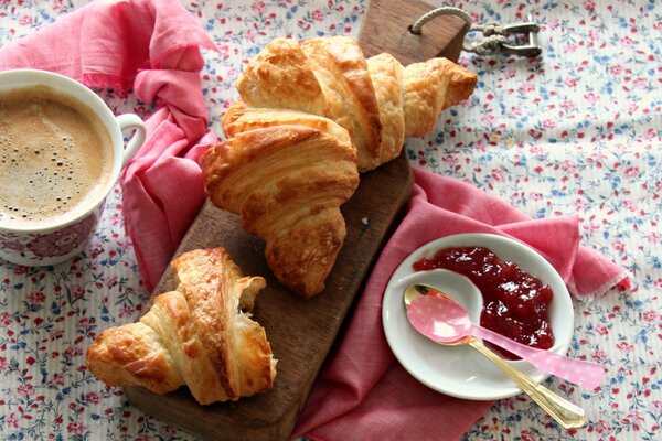 Frisches Croissant und Kaffee zum Frühstück