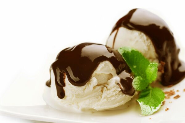 Gelato alla vaniglia, cioccolato e menta