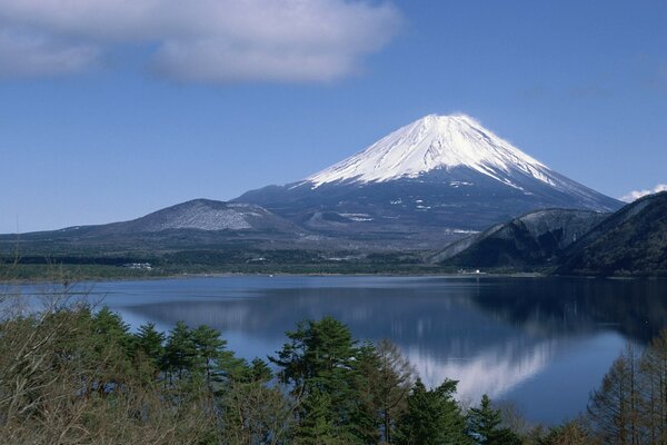 El Monte Fuji japonés en el agua