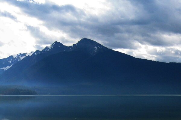 Голубок озеро на фоне большой горы