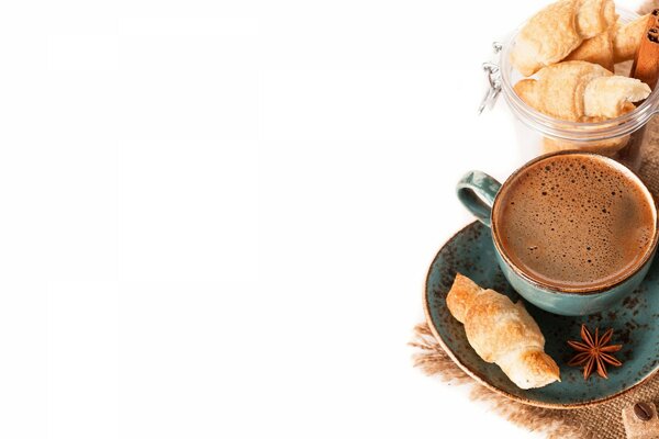 Café avec film dans une tasse et croissant