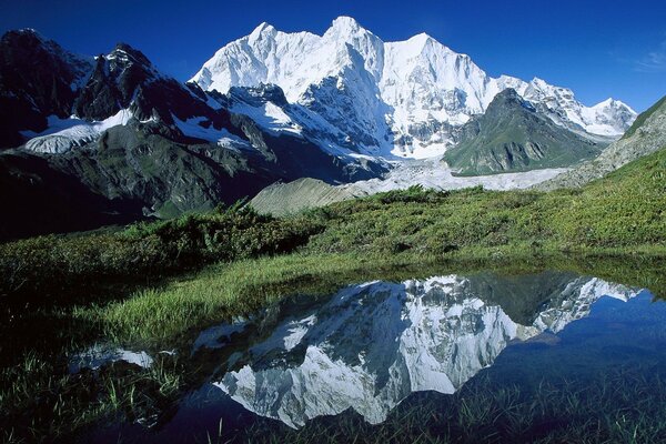 Lo splendore bianco come la neve del chomolonzo peak in Tibet