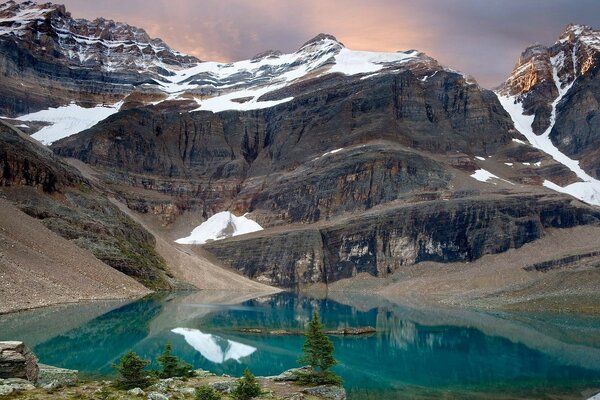 Montagne di neve con lago trasparente