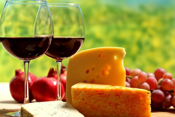 Al mattino un bicchiere di vino con formaggio