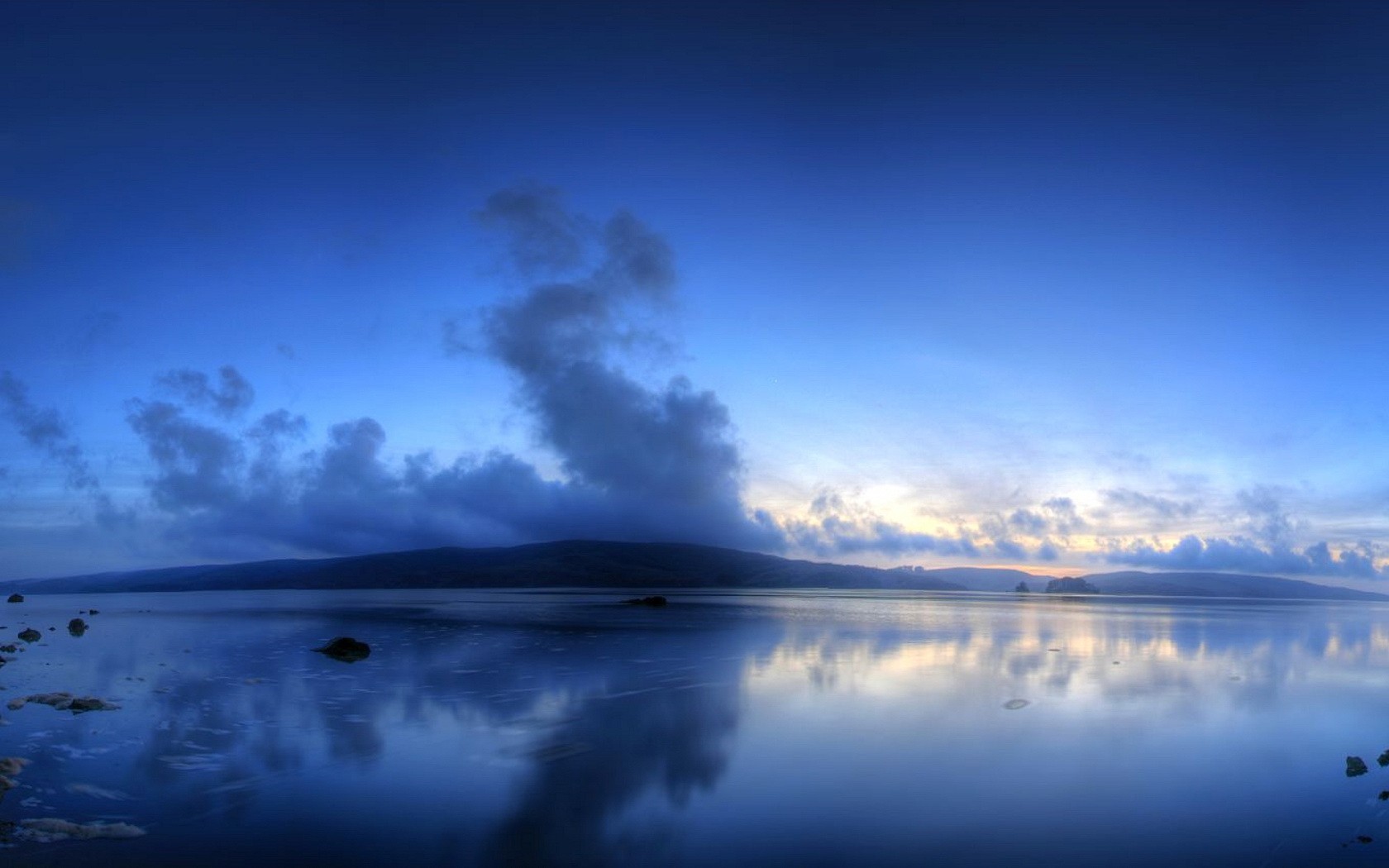 lago nubes azul colinas