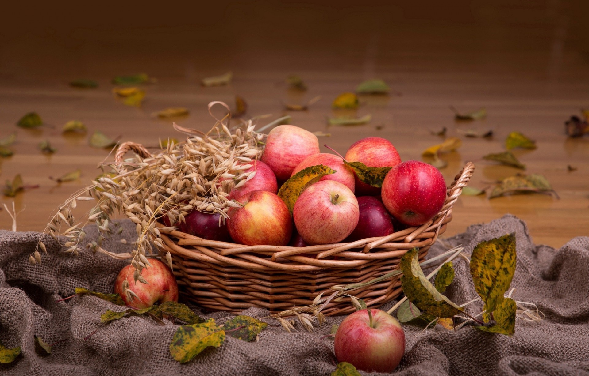 heet basket and oats apple