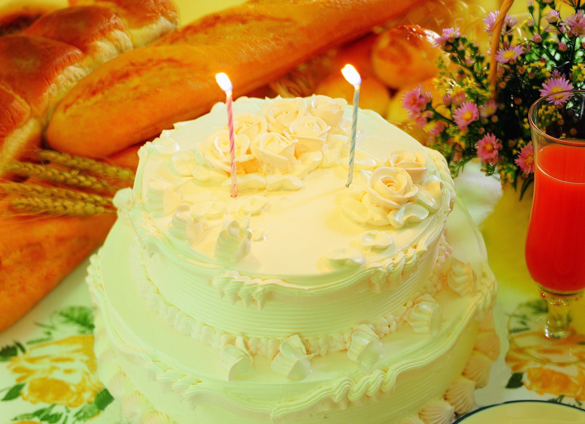 saft kuchen zwei geburtstag kerzen tisch urlaub