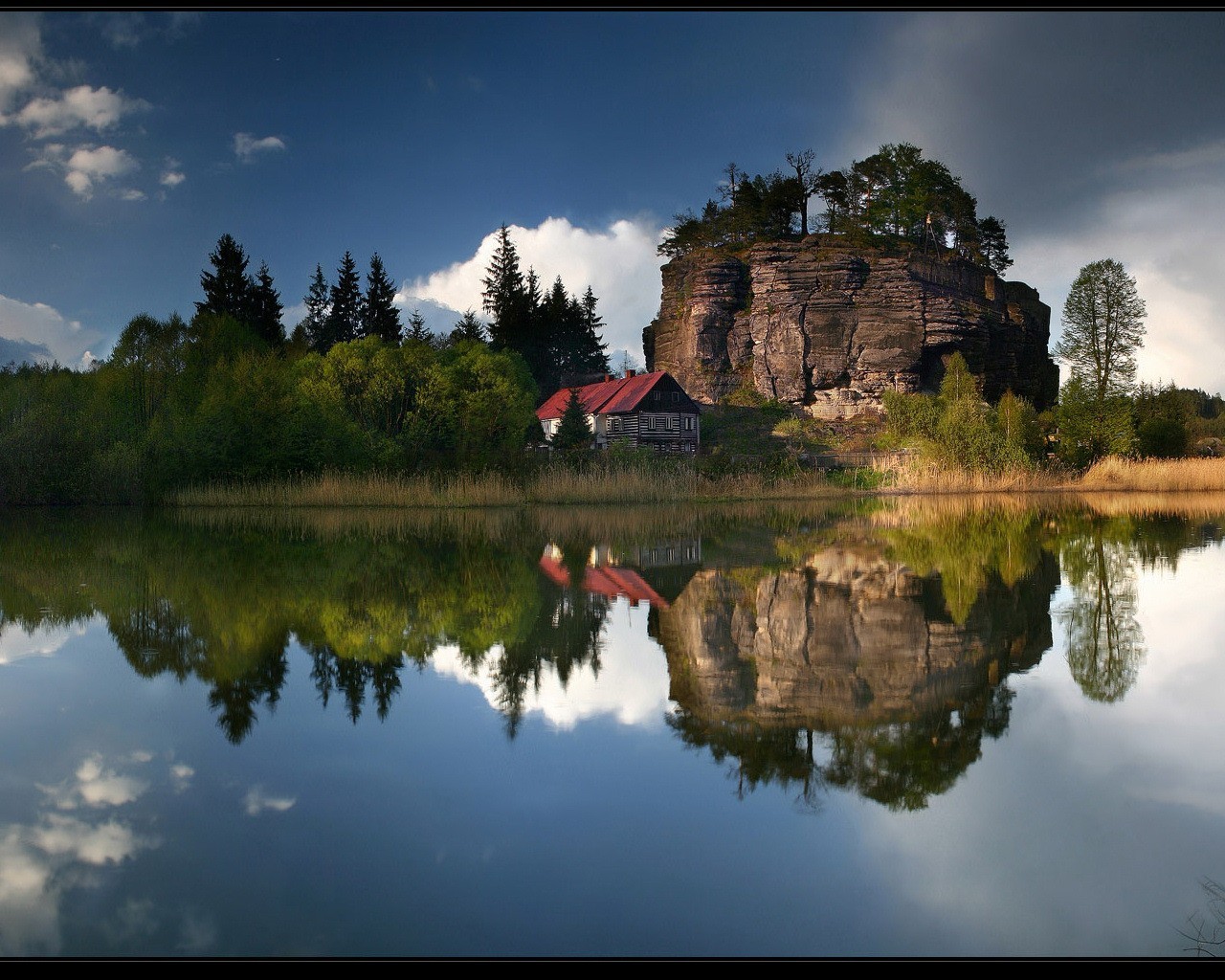 reflexion see bäume haus wolken himmel