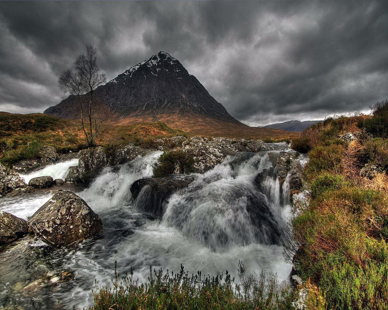 cascade montagne herbe nuages arbre