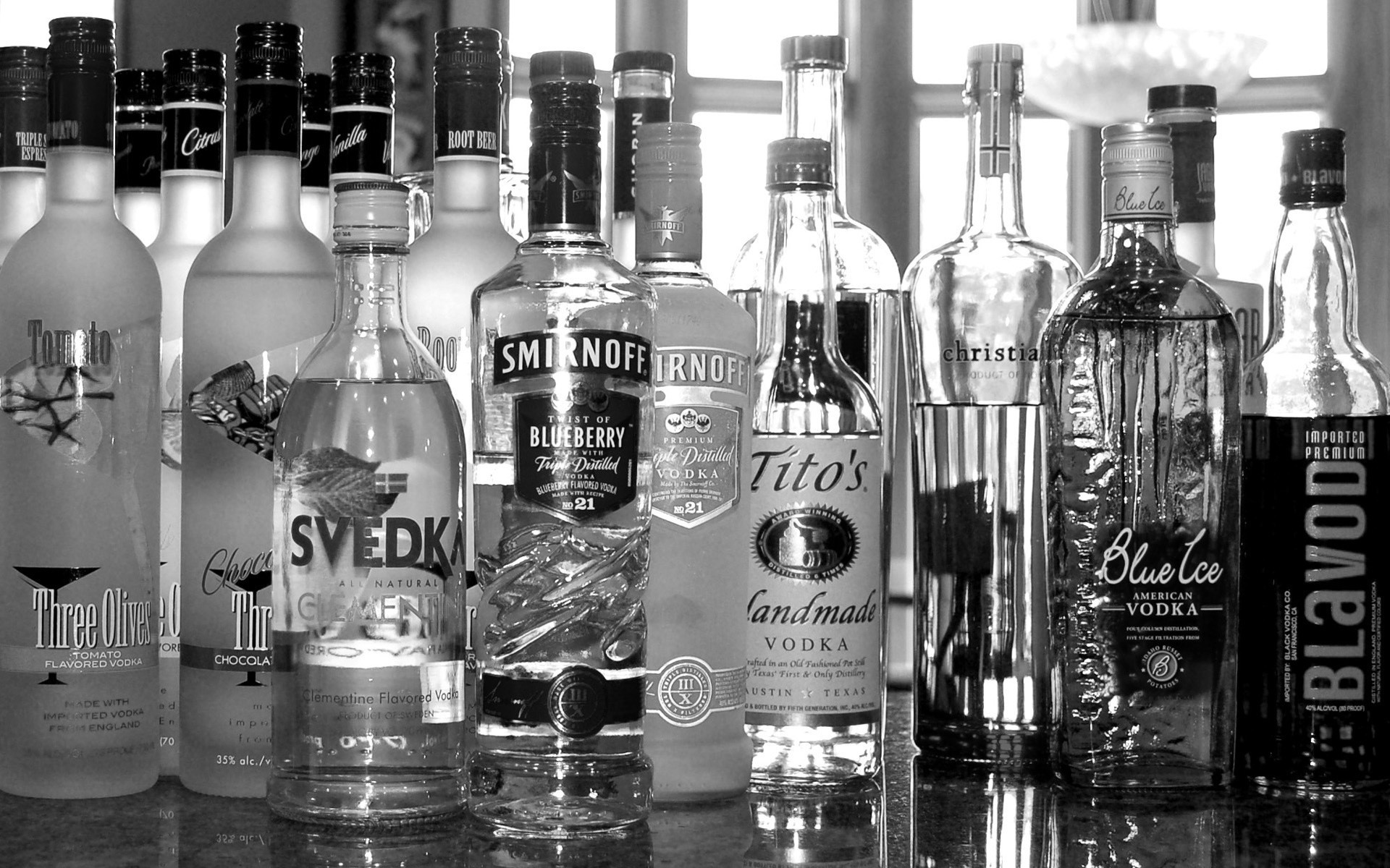 alcohol vodka blanco y negro botellas