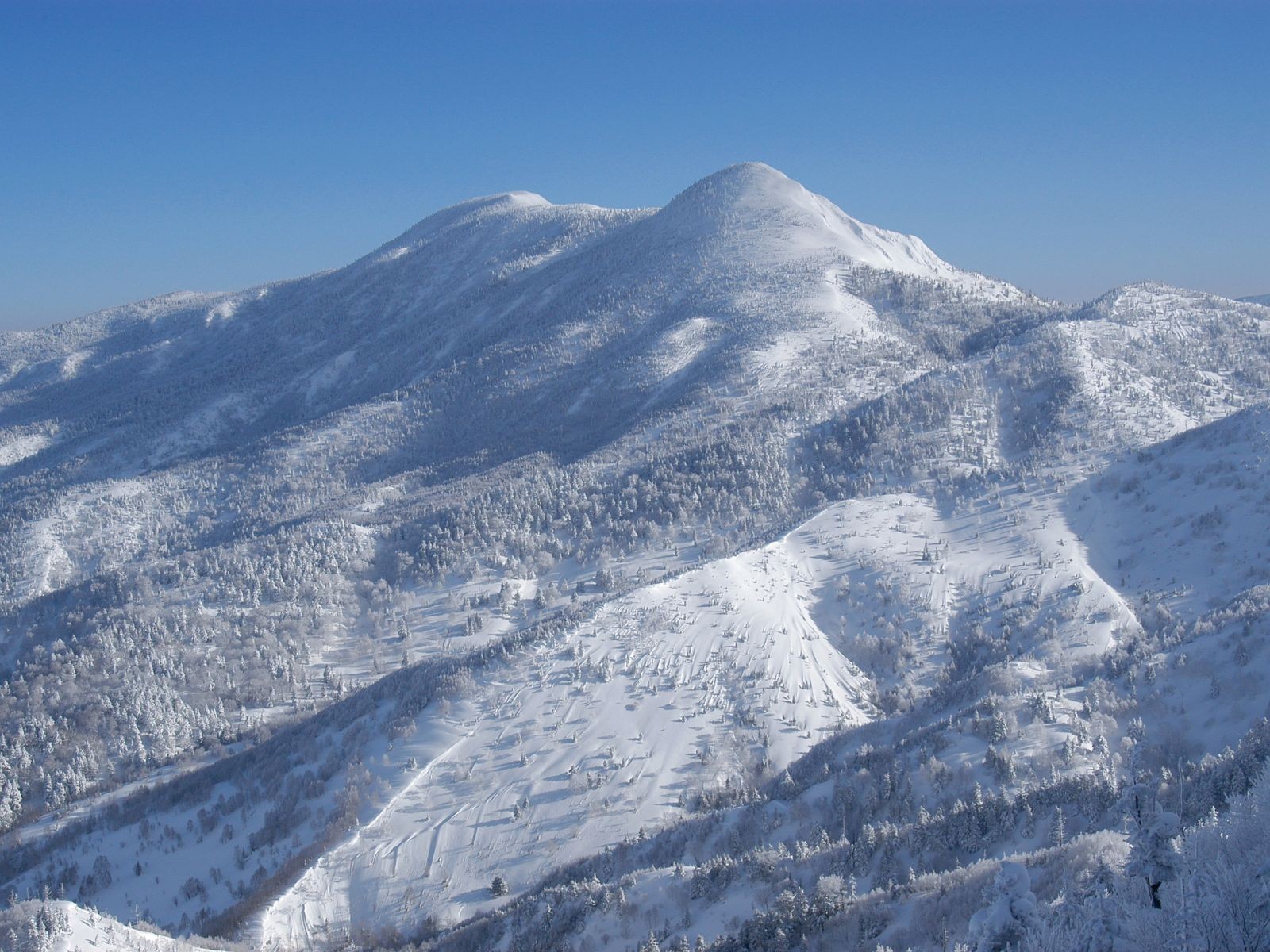 japón montaña yokote nieve invierno pendiente azul