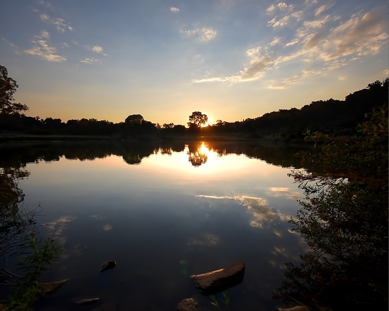 lac coucher de soleil arbres