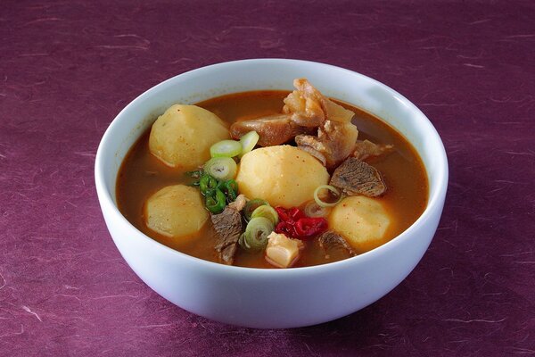 Dans la soupe blanche plus appétissante légumes viande pâte de tomate