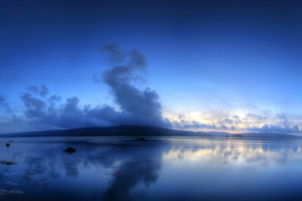 Der See ist wunderschön mit blauen Hügeln dargestellt