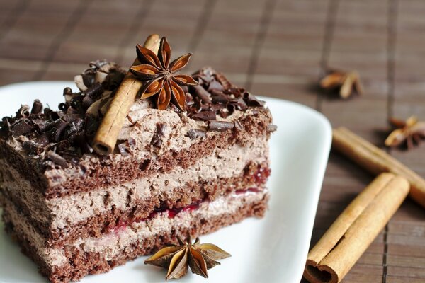 Pastel de chocolate con crema y canela