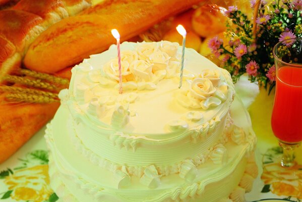 Pastel de cumpleaños con velas en la mesa