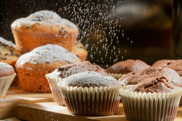 Cupcakes decorated with powdered sugar