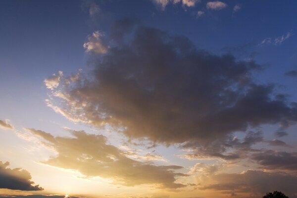 Puesta de sol cielo y olaka paisaje