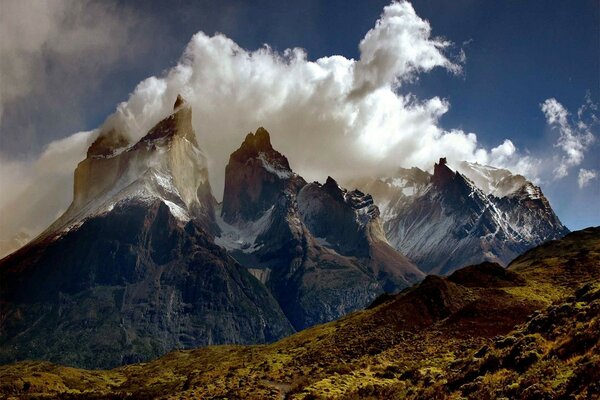 La neige et les nuages se connectent dans les montagnes