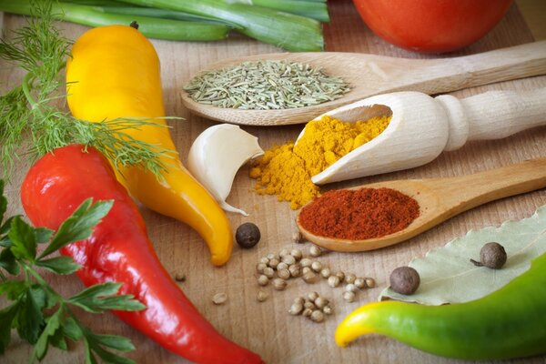 Pimientos, verduras y especias en una mesa de madera