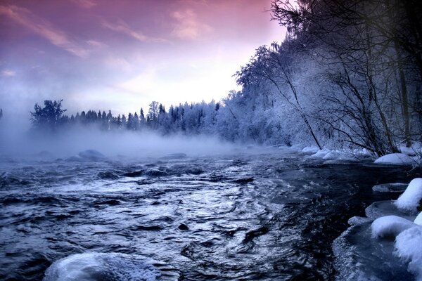 Paisaje de invierno. río y bosque cubierto de nieve