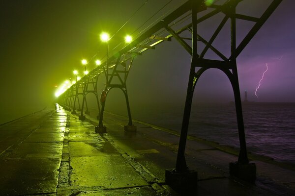 Luci incandescenti da un fulmine sul ponte