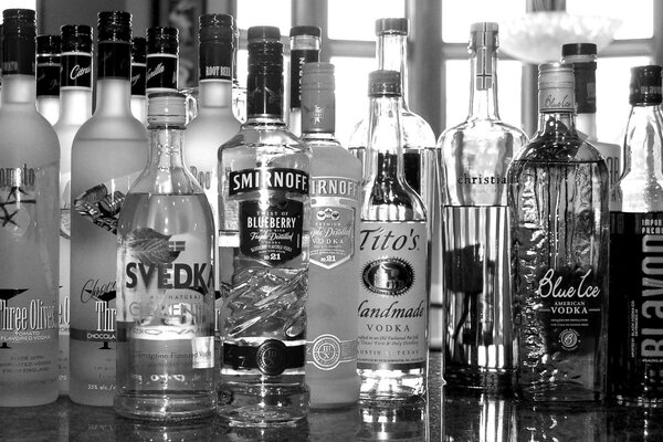 Foto di bottiglie in un bar in bianco e nero