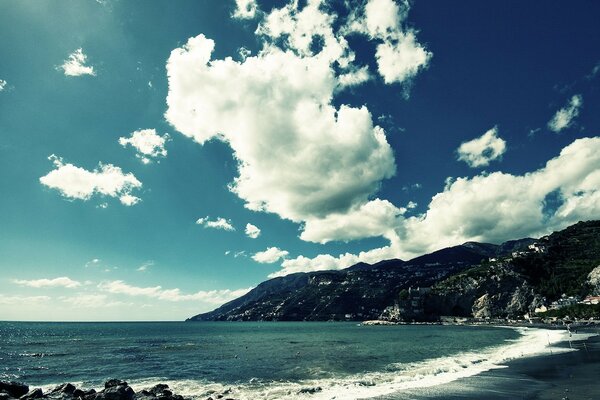 Costa del bellissimo mare blu