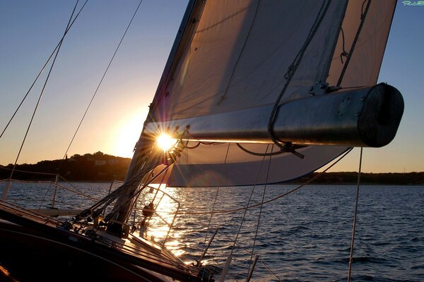 La strada di casa su uno yacht attraverso un bellissimo tramonto sul mare