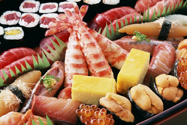 Grande assiette de fruits de mer, viande et sushi