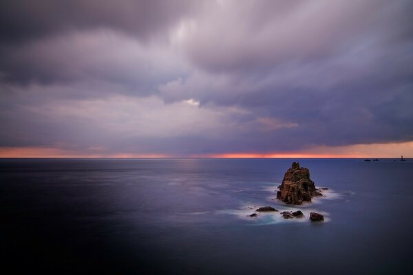 Hermoso paisaje con mar y rocas