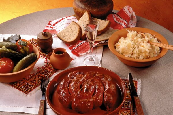 Abendessen mit Gurkenfleisch und Brot