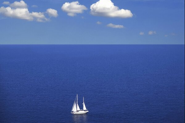 Yate blanco en el mar