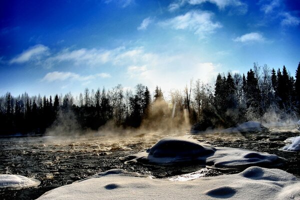 Fluss im Winter im Schnee