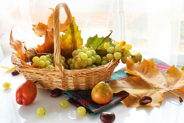 Leaf grapes pears towel basket