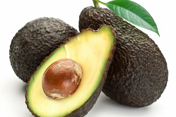 Tre avocado con foglia su sfondo bianco