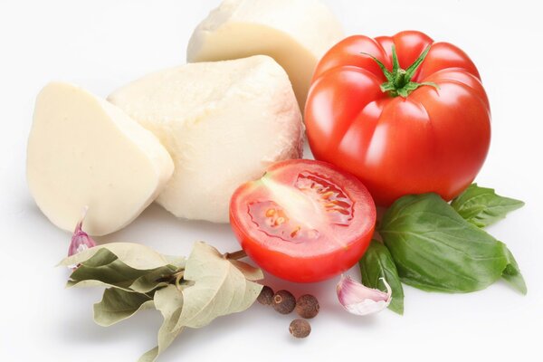 Pomodori, aglio e foglie di alloro