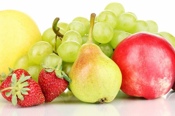Foto von Früchten Trauben, Erdbeeren, Zitrone, Birne und Apfel
